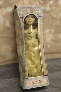 lot 129 image: VINTAGE PORCELAIN CATHAY COLLECTION IN ORIGINMAL BOX 17H