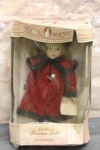 lot 130 image: COLLECTIBLE MEMORIES GENUINE PORCELAIN DOLL LIMITED EDITION ARLEEN IN ORIGINALBOX 19