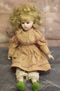 lot 132 image: 19881989&nbsp HERITAGE MINT LTD PORCELAIN DOLL&nbsp