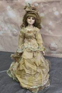 lot 134 image: VINTAGE EMERALD PORCELAIN DOLL COLLECTION ANNA WITH STAND 17