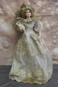 lot 137 image: VINTAGE DYNASTY 22 PORCELAIN DOLL COLLECTION  SEE PICS&nbsp