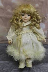 lot 139 image: THE EMERALD COLLECTION PORCELAIN 13DOLL WITH STAND&nbsp
