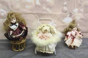 lot 142 image: TOTAL OF 3 MINI VINTAGE PORCELAIN DOLLS WITH ACCESSORIES WICKER PEACOCK CHAIR &amp STROLLER&nbsp