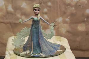 lot 151 image: 2014 THE HAMILTON COLLECTION DISNEY FROZEN LET IT GO  ON MIRRORED BASE No&nbsp 7733B&nbsp