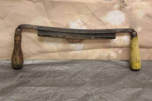 lot 194 image: ANTIQUE CURVED PRIMITIVE WOOD HANDLES DRAW KNIFE&nbsp