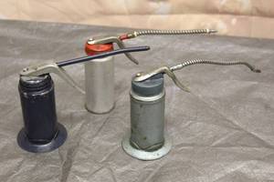 lot 195 image: TOTAL OF 3 VINTAGE HAND PUMP OILER PUMP OIL CANS&nbsp