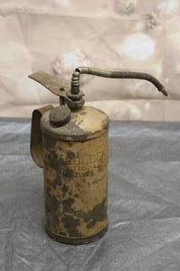lot 200 image: VINTAGE GOLDEN ROD 1QT DUTTON LANSON OIL CAN&nbsp