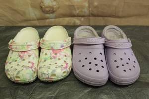 lot 202 image: TOTAL OF 2 PAIR CROCS - PURPLE 8M 10W  WHITE MULTI COLOR 7M 9 W&nbsp