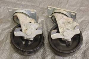lot 208 image: TOTAL OF 2 CHG 4 LOCKING CASTERS&nbsp