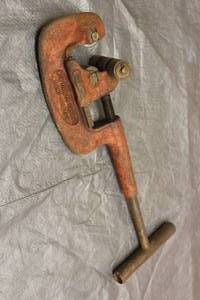 lot 220 image: VINTAGE HEAVY DUTY&nbsp NYE TOOL CO. CHICAGO PIPE TUBING CUTTER , No 2NP