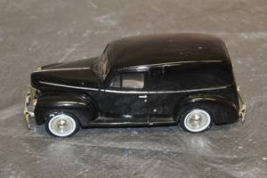 lot 155 image: VINTAGE 1940 FORD SEDAN DELIVERY 124 SCALE NO 68065.