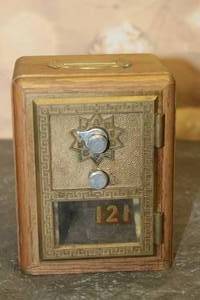 lot 161 image: VINTAGE AMERICAN 1965 POST OFFICE BOX COIN BANK WITH COMBONATION