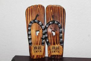 lot 176 image: VINTAGE TRADITIONAL JAPANESE WOODEN SANDALS ANCIENT ART WOOD INDUSTRY