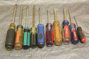 lot 15 image: LOT OF 10 ASORTED FLAT HEAD SCREWDRIVERS