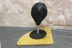 lot 16 image: DESKTOP PUNCHING BAG MOUNTED ON WOOD BASE