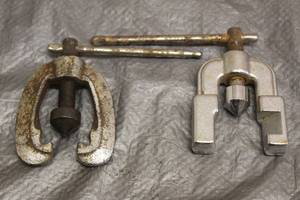 lot 18 image: 2 FLARING PIPE CUTTING TOOL