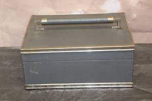 lot 21 image: GLOBAL VIEWS WRAPPED LEATHER JEWELRY TRINKET KEEPSAKE BOX