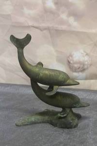 lot 25 image: VINTAGE SOLID BRASS DOUBLE DOLPHIN STATUE SCULPTURE