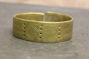 lot 27 image: ANTIQUE SOLID BRASS AFRICAN CUFF BRACELET BANGLE