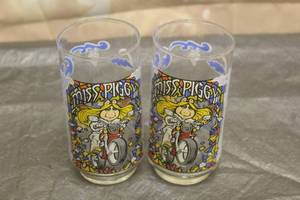 lot 30 image: 2 VINTAGE 1981 MCDONALDS HENSON ASSOCIATES INC MISS PIGGY COLLECTOR GLASES