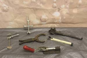 lot 34 image: DESTA 630 ACTION CLAMP, DRUM PLUG WRENCH, OILFILTER WRENCH,PARALLEL MACHINIST CLAMP, JAR OPENER AND PLUG WRENCH