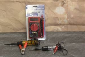 lot 36 image: LOT OF 3 ASSORTEDELECTRICAL MULTI METER CIRCUIT VOLTAGE TESTERS