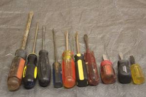 lot 45 image: LOT OF 10 ASSORTED FLAT HEAD SCREWDRIVERS