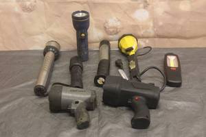 lot 53 image: LOT OF 8 ASSORTED FLASHLIGHTS