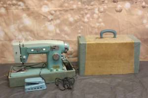lot 78 image: VINTAGE1960S ZIGZAG 463 TURQUOISE SEWING MACHINE IN CASE MADE IN JAPAN