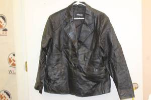 lot 80 image: METRO STYLE GENUINE LEATHER JACKET SIZE 18P