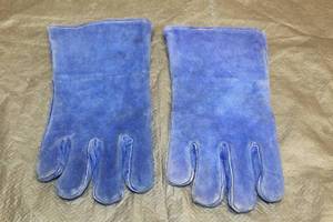 lot 88 image: BLUE LEATHER WELDING GLOVES
