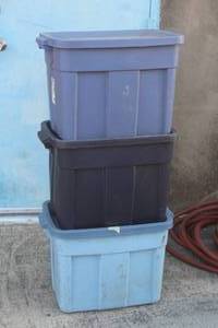 lot 119 image: 3. RUBBERMAID ROUGHNECK LIDDED 18GAL STORAGE TOTES