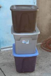 lot 120 image: 3. RUBBERMAID STERILITE LIDDED 18GAL STORAGE TOTES