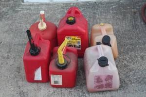 lot 122 image: 6 GAS CANS 1GAL AND 2 GAL