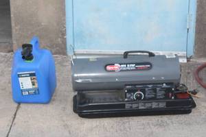 lot 123 image: DYNA-GLO DELUX PROFESSIONAL GRADE 80,0000 BTU PORTABLE KEROSENE HEATER RECENTLY USED WORKS GREAT WITH GAS CAN
