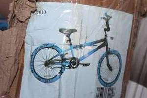 lot 125 image: BOYS 20 MAOOGEAR  BICYCLE MG20 BENT RIM CUSTOMER  RETURN