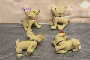 lot 197 image: 4 VINTAGE APPLAUSE TACOBELL CHIHUAHUA TOYS PLUSH COLLECTABLES