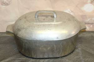 lot 134 image: VINTAGE MAGNALITE WAGNER WARE SIDNEY-O-ALUMINUM LIDDED OVAL 15 ROASTER