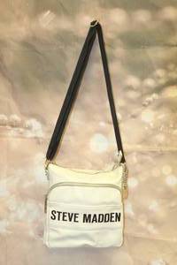 lot 135 image: STEVE MADDEN WHITE CROSS BODY PURSE  9 X 9