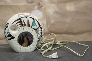 lot 136 image: VINTAGE NATICE AMERICAN HOWLING COYOTE CERAMIC NIGHT LAMP