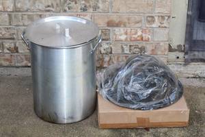 lot 150 image: FIRESTORM 90 QT TURKEY FRYER SET LP GAS NEVER USED ALL PIECES PRESENT