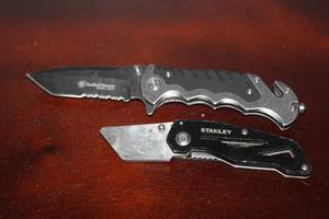 lot 218 image: 2 KNIVES STANLEY AND SMITH AND WESSON