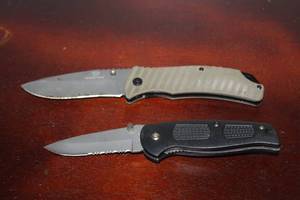 lot 217 image: 2 KNIVES MOSSY OAK AND FROST