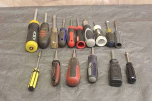 lot 72 image: LOT OF 16 ASSORTED RATCHETING SCREWDRIVERS