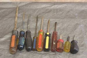lot 73 image: LOT OF 10 ASSORTED FLATHEAD SCREWDRIVERS