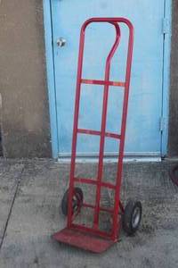 lot 32 image: DOLLY HAND TRUCK