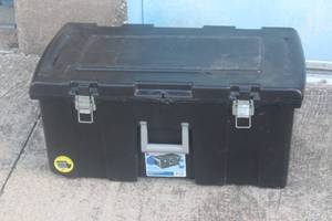 lot 34 image: STERILITE TOTE WITH WHEELS