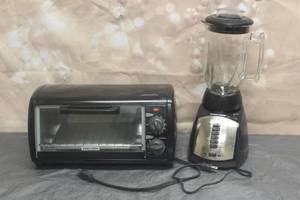 lot 95 image: BLACK AND DECKER TOAST R OVEN AND CYCLONE GLASS BLENDER