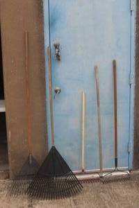 lot 49 image: 5 ASSORTED RAKES