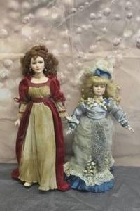 lot 51 image: VINTAGE 2001 CHRISTMAS NOEL 20 COLLECTOR DOLL AND COLECTIBLE MEMORIES COROLINE 16 PORCELAIN DOLLS